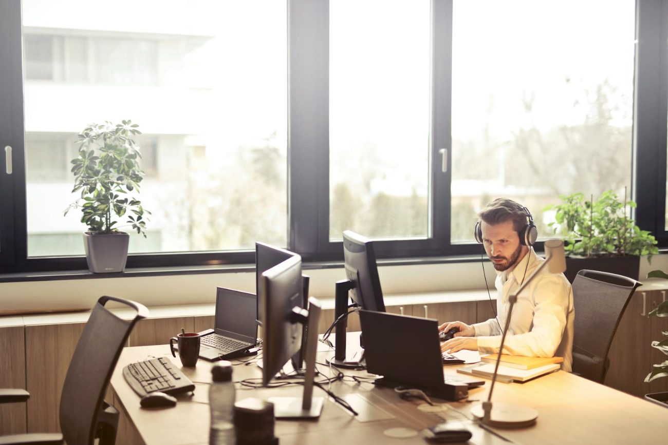 IT-Fachmann betreut Systeme am Arbeitsplatz