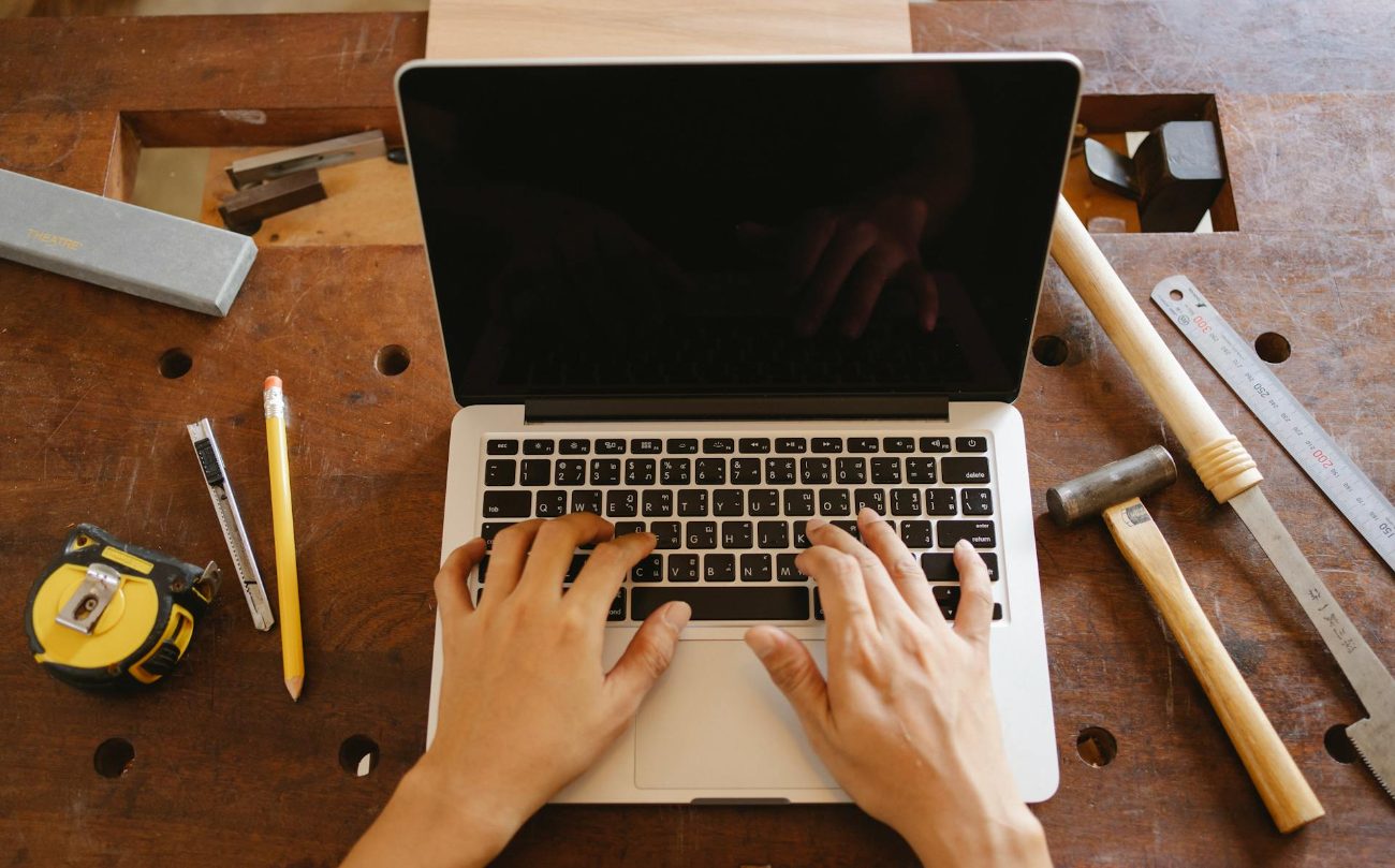 Webdesign-Arbeit am Laptop